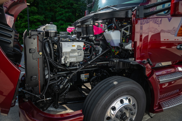 トヨタ、航続距離1.5倍の大型燃料電池トラック改良型を公開　実証実験も拡充