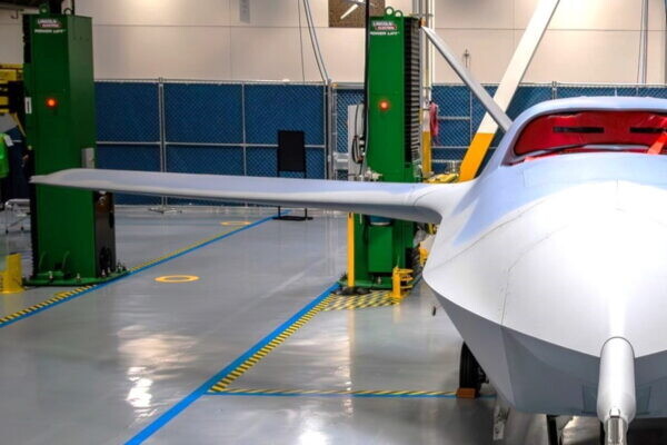 世界初公開！ 老舗UAV企業の「最新無人戦闘機」ライバル機との比較写真も 初飛行は？