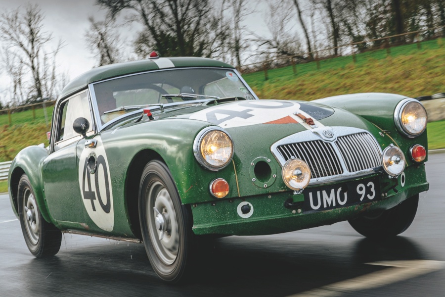 MG MGA ツインカム コンバーチブル　白 奥さまから告げられたオープンカーへの想いを形に 1961年式MGA