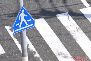 横断歩道の一時停止でいまだ4割が止まらず！　JAF最新調査が示す“止まらない車”の実態と対策