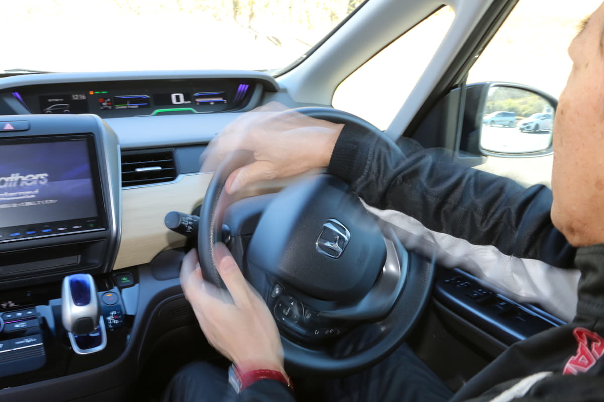 教習所で習う 10時10分 はサーキット向きじゃない 安全運転 にも 速さも獲得 できる本当のハンドル操作とは Auto Messe Web 自動車情報サイト 新車 中古車 Carview