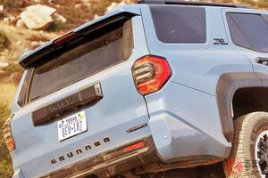 【アメリカ】トヨタの「“最新”ハイラックスサーフ」がスゴい！ 全長5m級×“カクカク”デザインのド迫力SUV「4ランナー」日本導入の可能性は？
