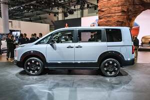 三菱が改良新型「デリカD:5」を初公開！ 立体感あるグリル&バンパーでギア感アップ、走り性能も進化して今冬発売へ【ジャパンモビリティショー2025】