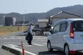 「お先にどうぞ…」 歩行者に譲られて発進は違反？ 信号機のない横断歩道、どうすれば？