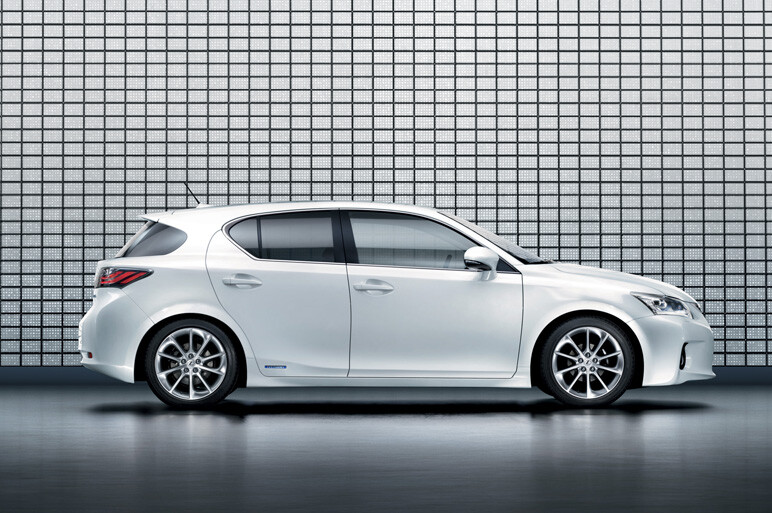 レクサスCT200h画像　Lフィネスは存在するか