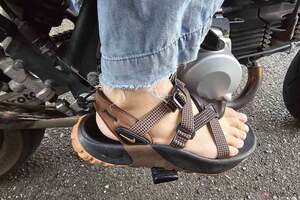 地域によっては違反かも!? サンダルでバイクやスクーター、特定小型原付を運転する行為