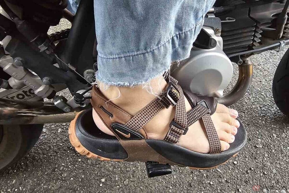 地域によっては違反かも!? サンダルでバイクやスクーター、特定小型原付を運転する行為
