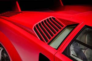 スーパーカー世代には“永遠の憧れ”だよね 37年前の「赤いカウンタック」をオークションで発見 走行距離1万キロ以下 日本でも走っていた「25周年記念モデル」とは