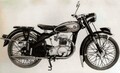 『GSX-R125／GSX-S125』のご先祖様！  スズキ初の原付二種／125ccバイクはコレだ！【スズキのバイク今昔辞典 Vol.004／コレダCOX（1955年）】