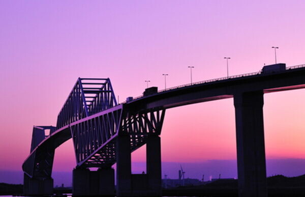 「ヘッドライト点けるの迷う！」 日没が早まる秋に潜む“魔の時間帯” 目安のタイミングとは