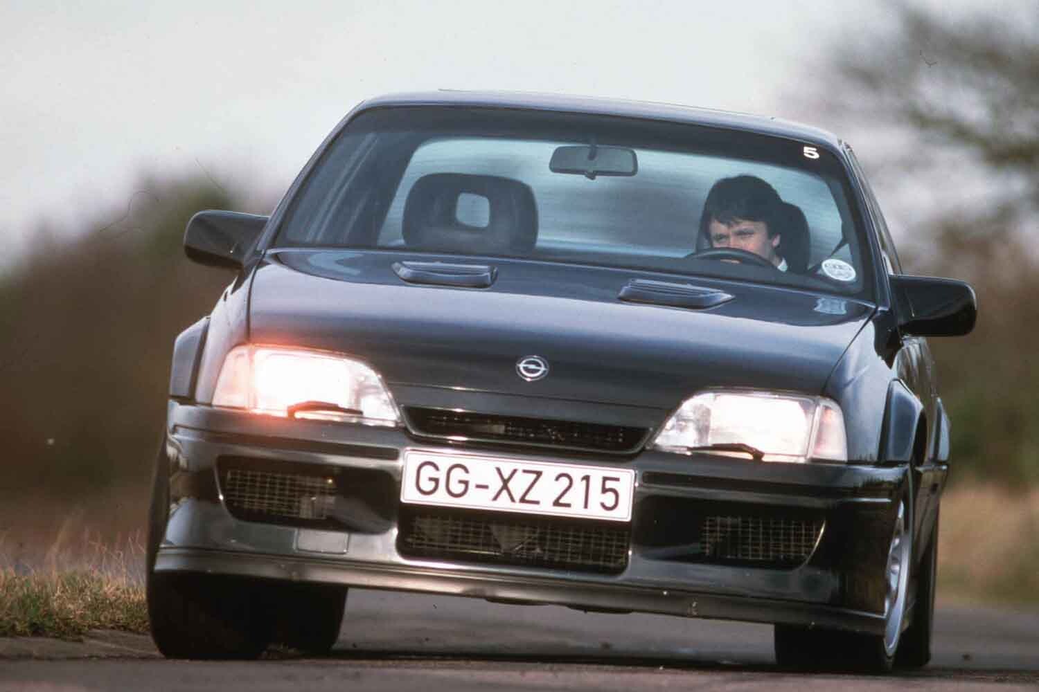 速すぎて国会で販売禁止を審議!?“最速4ドアセダン”ロータス「オメガ」でのニュルブルクリンクはスリリングすぎた【クルマ昔噺】