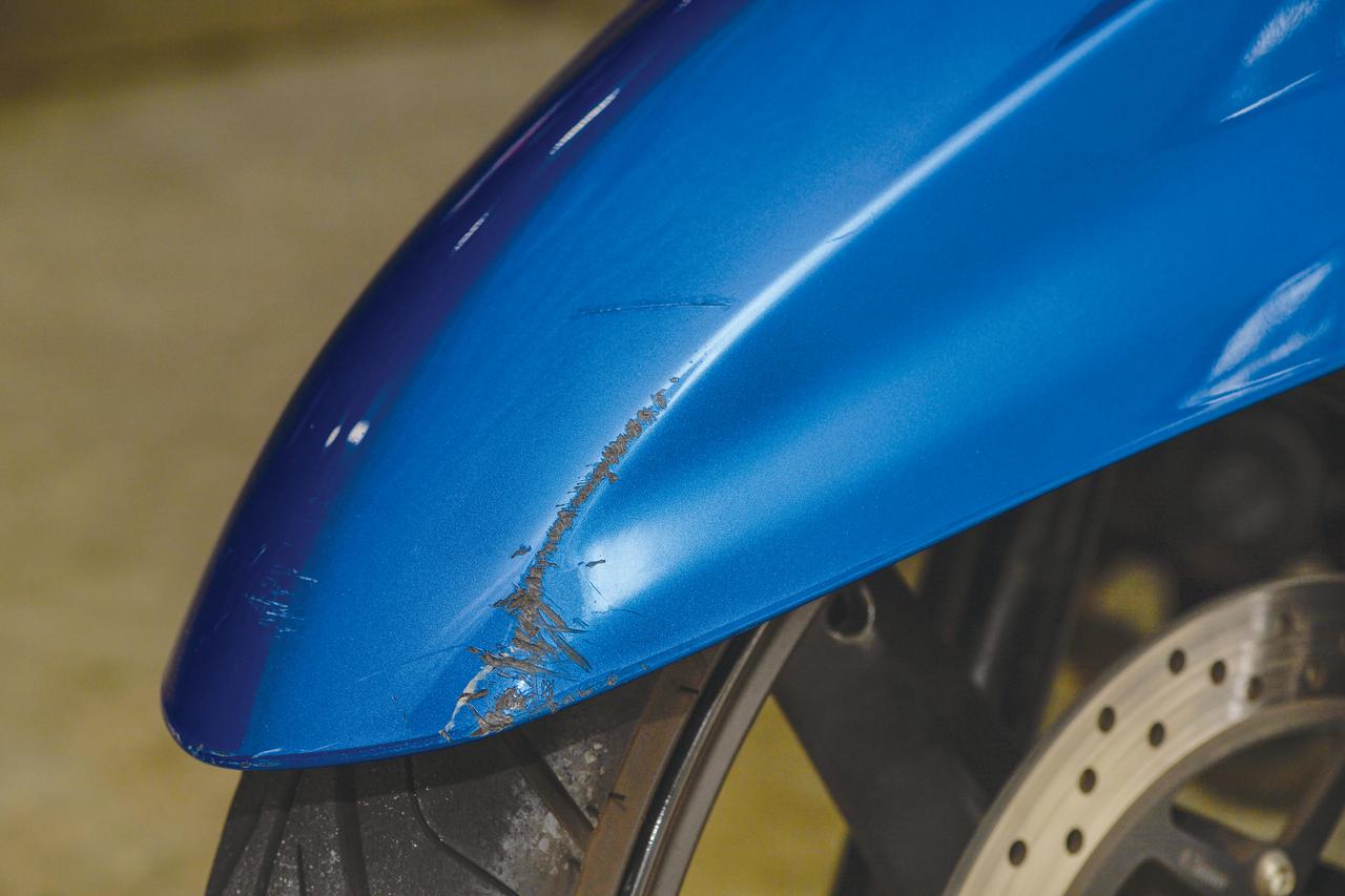 バイクの塗装がはがれてしまった場合の修復方法 初心者でもできる範囲のdiyリペイントを紹介 Webオートバイ 自動車情報サイト 新車 中古車 Carview