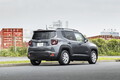 【街中で扱いやすいコンパクトSUV】ラングラーの弟分『ジープ・レネゲード』がマイルドハイブリッド搭載で魅力増！