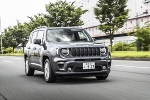 【街中で扱いやすいコンパクトSUV】ラングラーの弟分『ジープ・レネゲード』がマイルドハイブリッド搭載で魅力増！