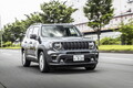 【街中で扱いやすいコンパクトSUV】ラングラーの弟分『ジープ・レネゲード』がマイルドハイブリッド搭載で魅力増！