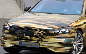 カモフラもすごいが車内も衝撃!? 最新メルセデスベンツ『Sクラス』はハイパースクリーンを採用