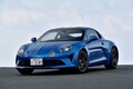 【比較試乗】「ポルシェ718ケイマン GT4 vs アルピーヌA110S」2台が示すベクトルの違いは？ 究極のミッドシップスポーツに宿るDNAを鑑定！