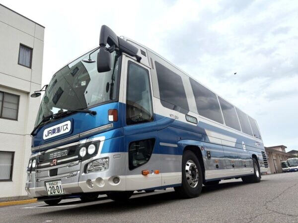 高速バスで「鈴鹿サーキットを爆走！」しかも2階建て2台!? 迎え撃つ「レトロバス」 異例のツアー開催