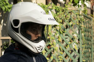 “AraiツアークロスV”はスタイルチェンジが簡単で涼しいアドベンチャーヘルメット