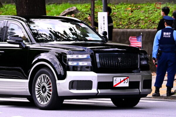 トランプ大統領の車列になぜ!?「仮ナン付きセンチュリーSUV」驚きの正体 窓ガラスの“謎ディテール”その意味は？