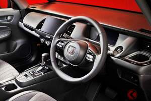新車210万円！ ホンダ精悍「フィット」に反響多数！ 「良い感じ」「買い得」 全長4mで「クラス超え上質内装」×専用“ブラック”採用！ 「小さな高級車」な「BLACK STYLE」とは