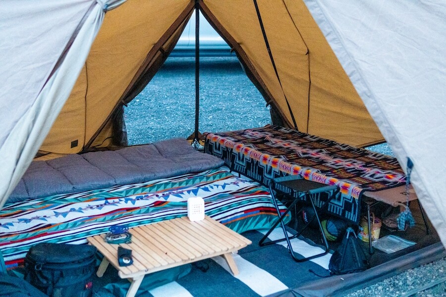 海水浴も楽しめるけど実は危険がいっぱい？「海キャンプ」のメリット&デメリットとは