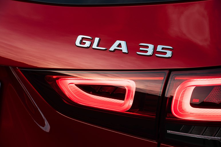 メルセデス、「外観、ユーティリティ、走り」と3拍子揃ったGLAの最上級モデル「GLA35」を本国で発表