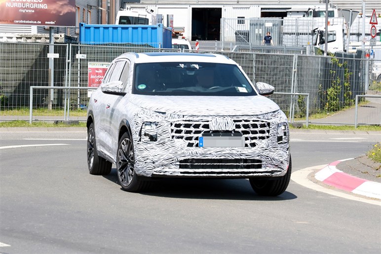 アウディ新型「Q6」激写！ 全長5m超×横幅2m超のビッグボディを2.0Lターボで駆る。26～27年登場か？