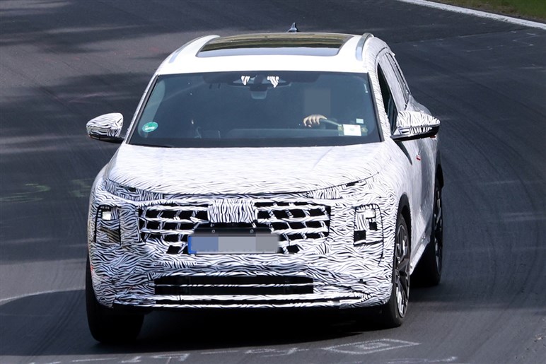 アウディ新型「Q6」激写！ 全長5m超×横幅2m超のビッグボディを2.0Lターボで駆る。26～27年登場か？