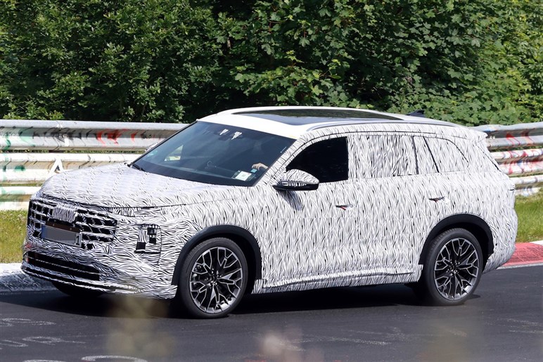 アウディ新型「Q6」激写！ 全長5m超×横幅2m超のビッグボディを2.0Lターボで駆る。26～27年登場か？