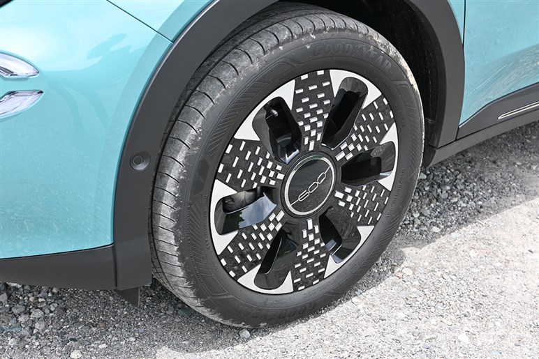 新型「600ハイブリッド」はキュートなのに熱い走りが魅力。ライバル「ヤリスクロス」や「Tクロス」との違いは？