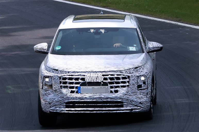 アウディ新型「Q6」激写！ 全長5m超×横幅2m超のビッグボディを2.0Lターボで駆る。26～27年登場か？