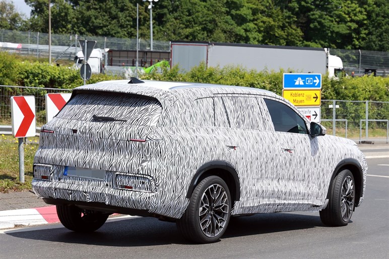 アウディ新型「Q6」激写！ 全長5m超×横幅2m超のビッグボディを2.0Lターボで駆る。26～27年登場か？