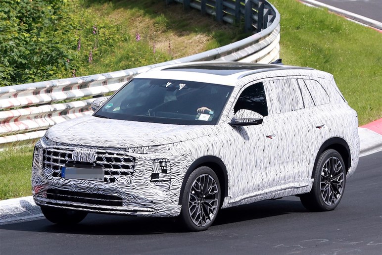 アウディ新型「Q6」激写！ 全長5m超×横幅2m超のビッグボディを2.0Lターボで駆る。26～27年登場か？