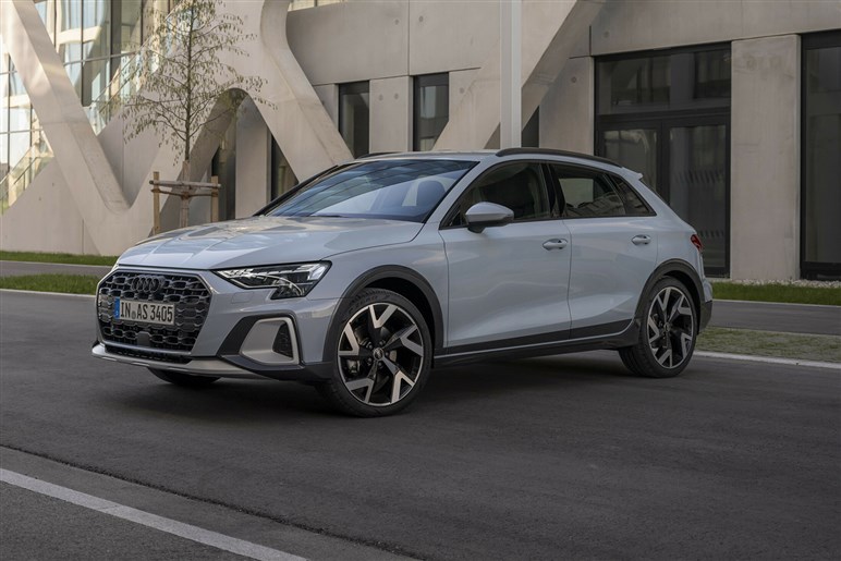 アウディ新型「Q6」激写！ 全長5m超×横幅2m超のビッグボディを2.0Lターボで駆る。26～27年登場か？