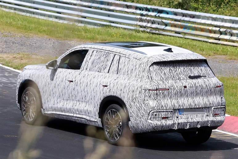 アウディ新型「Q6」激写！ 全長5m超×横幅2m超のビッグボディを2.0Lターボで駆る。26～27年登場か？