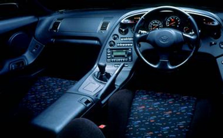 「スープラ」や「スカイラインGT-R」にあって「GR86」や「ロードスター」にないもの。古い国産スポーツカーが高騰する深いワケとは