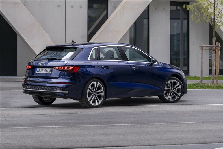 アウディ新型「Q6」激写！ 全長5m超×横幅2m超のビッグボディを2.0Lターボで駆る。26～27年登場か？