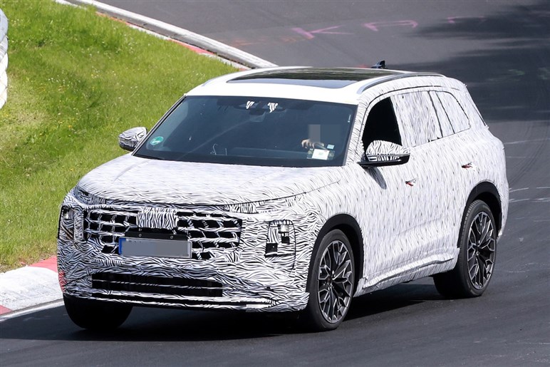 アウディ新型「Q6」激写！ 全長5m超×横幅2m超のビッグボディを2.0Lターボで駆る。26～27年登場か？
