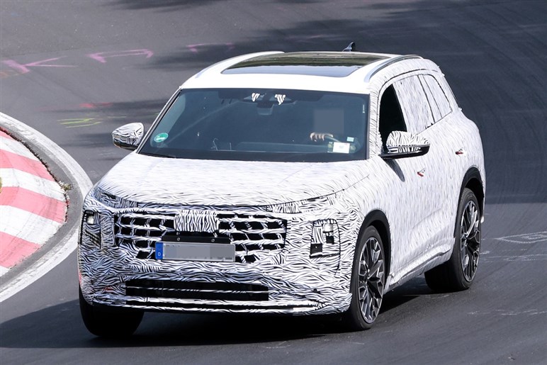 アウディ新型「Q6」激写！ 全長5m超×横幅2m超のビッグボディを2.0Lターボで駆る。26～27年登場か？