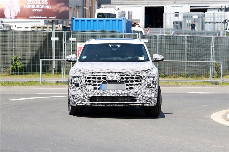 アウディ新型「Q6」激写！ 全長5m超×横幅2m超のビッグボディを2.0Lターボで駆る。26～27年登場か？