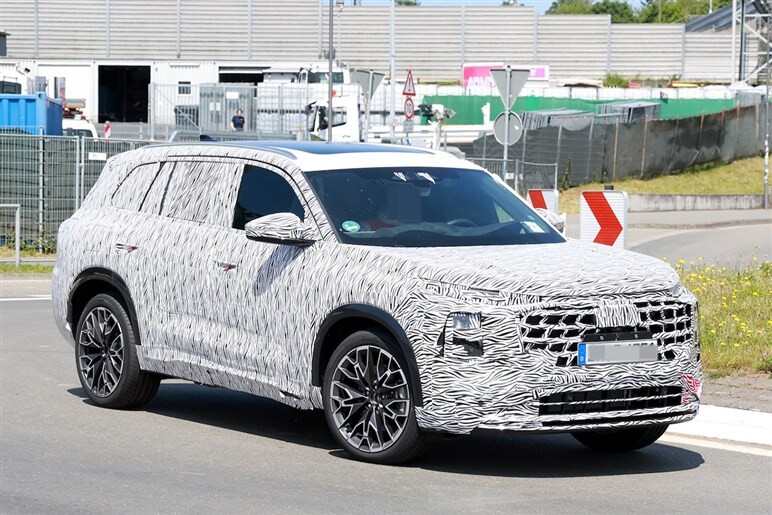 アウディ新型「Q6」激写！ 全長5m超×横幅2m超のビッグボディを2.0Lターボで駆る。26～27年登場か？