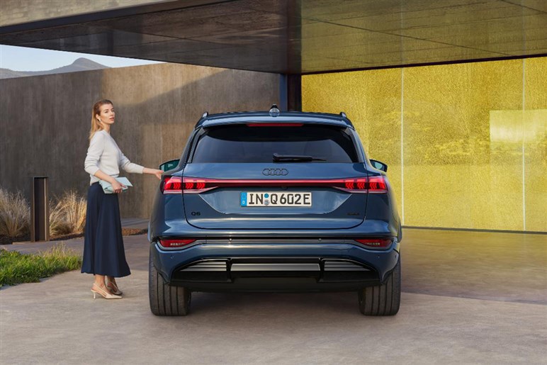 アウディ新型「Q6」激写！ 全長5m超×横幅2m超のビッグボディを2.0Lターボで駆る。26～27年登場か？