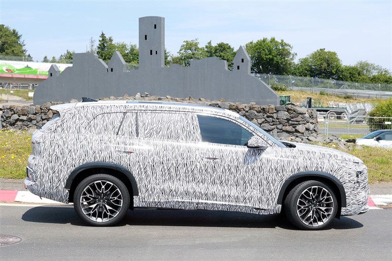 アウディ新型「Q6」激写！ 全長5m超×横幅2m超のビッグボディを2.0Lターボで駆る。26～27年登場か？