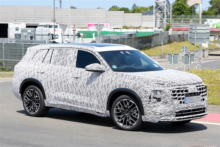 アウディ新型「Q6」激写！ 全長5m超×横幅2m超のビッグボディを2.0Lターボで駆る。26～27年登場か？