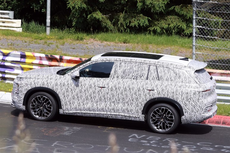 アウディ新型「Q6」激写！ 全長5m超×横幅2m超のビッグボディを2.0Lターボで駆る。26～27年登場か？