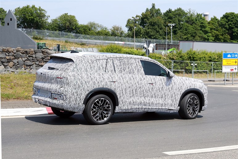 アウディ新型「Q6」激写！ 全長5m超×横幅2m超のビッグボディを2.0Lターボで駆る。26～27年登場か？