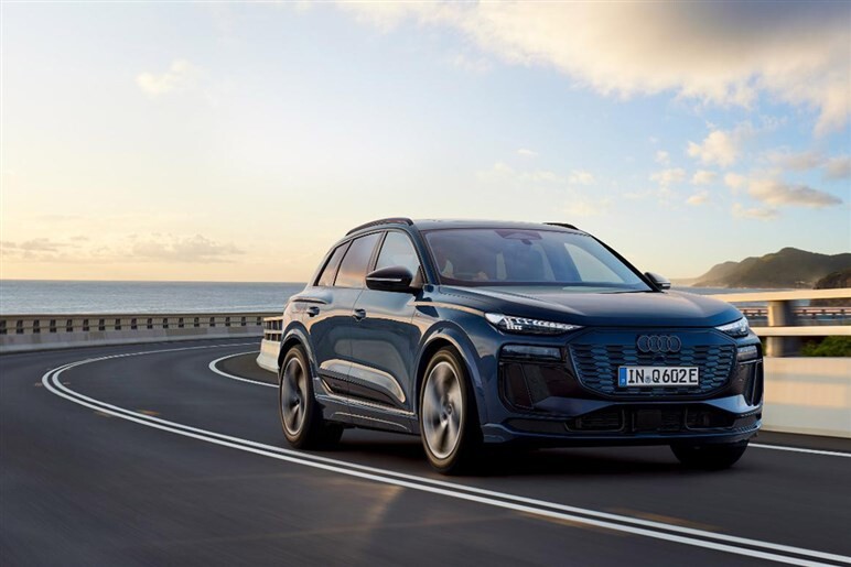 アウディ新型「Q6」激写！ 全長5m超×横幅2m超のビッグボディを2.0Lターボで駆る。26～27年登場か？