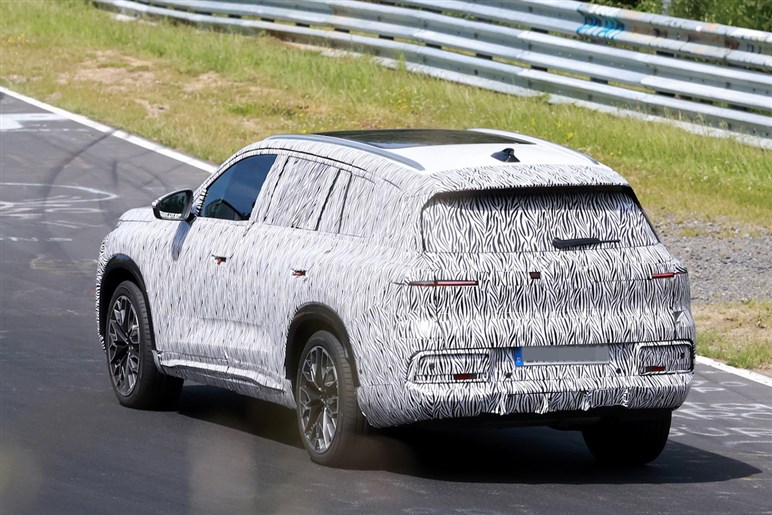 アウディ新型「Q6」激写！ 全長5m超×横幅2m超のビッグボディを2.0Lターボで駆る。26～27年登場か？