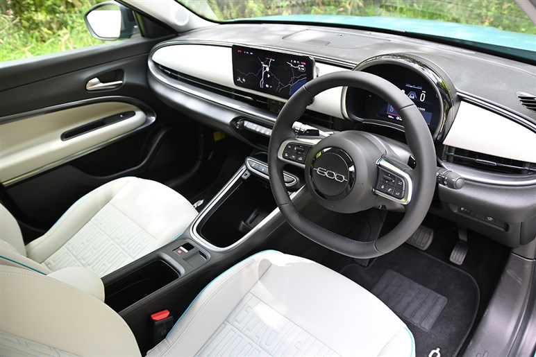 新型「600ハイブリッド」はキュートなのに熱い走りが魅力。ライバル「ヤリスクロス」や「Tクロス」との違いは？